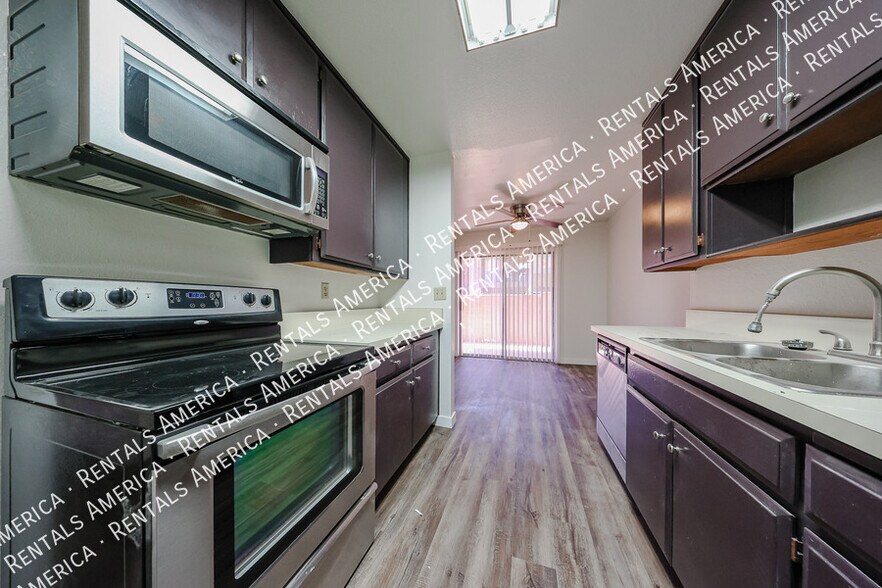 Building Photo - 5525 E Thomas Rd