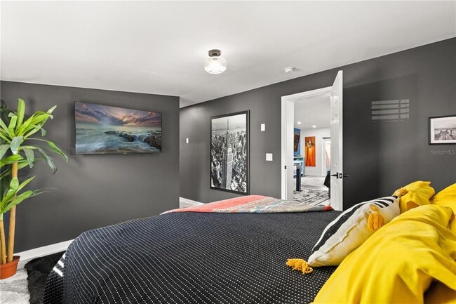 Building Photo - 5611 S Sheridan Rd