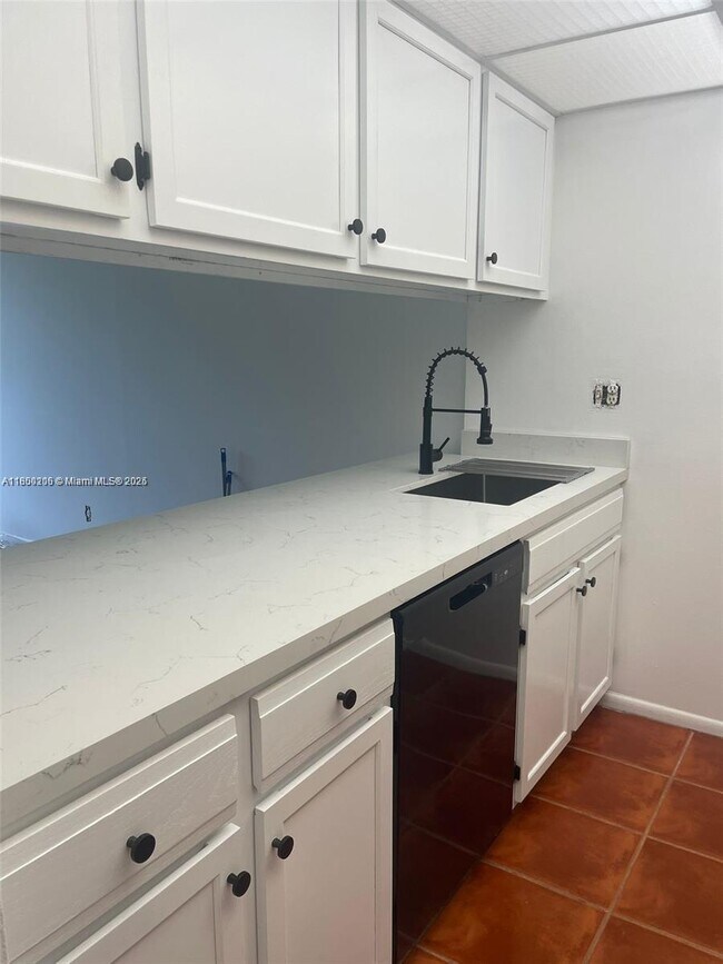 Building Photo - 3670 Inverrary Dr