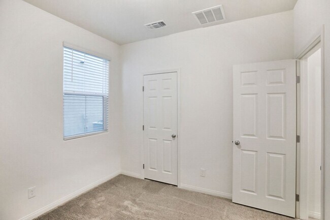 Building Photo - INSPIRADA BEAUTY WITH BED AND FULL BATH ON 1ST FLOOR