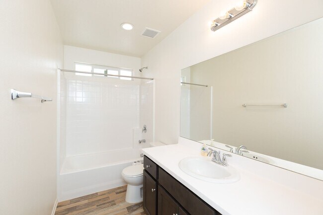 Building Photo - 4 Bed, 3 Bath - Fallbrook Single Family Home
