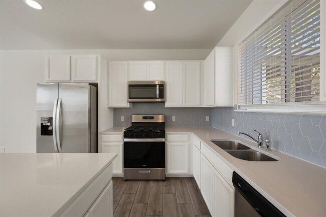 Building Photo - 700 W 6th St