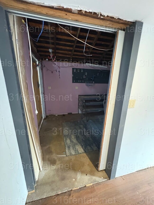 Building Photo - $1099 - 3 bed 1 bath - Single Family Home