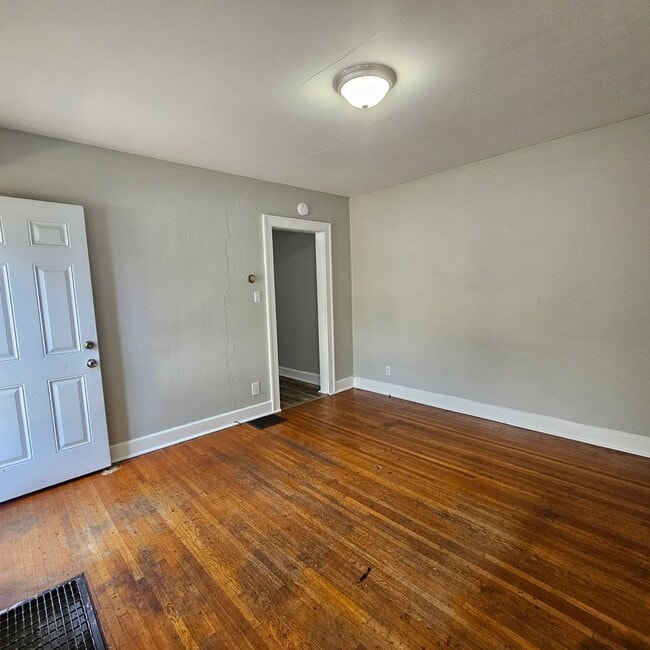 Building Photo - 1223 E 10th St