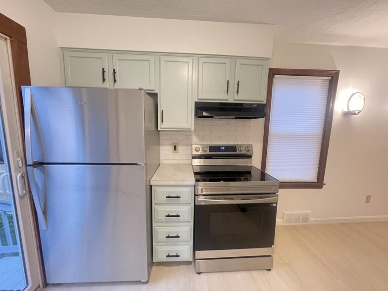 Building Photo - 8 Dalton St