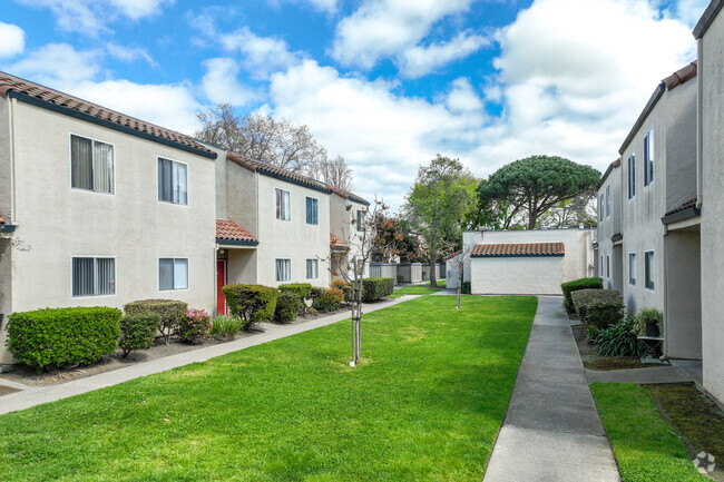 Courtyard Photo - Townhomes on Gading