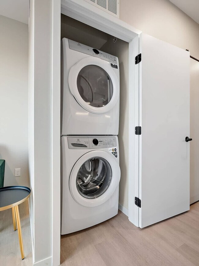 Building Photo - 402 NE 2nd St