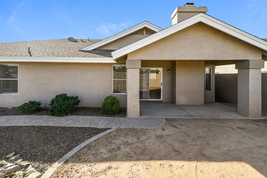 Building Photo - 1102 E Villa Theresa Dr