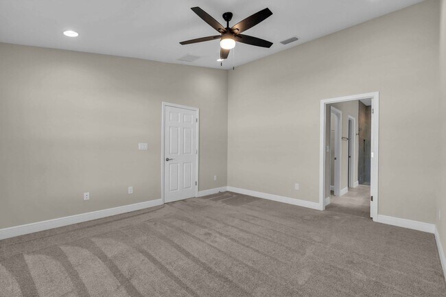 Building Photo - Beautiful Villa, ready to make it your home.