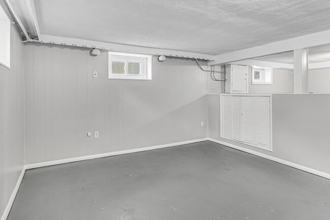 Building Photo - 131 Hibbert St