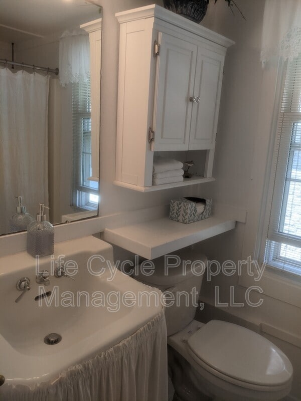 Building Photo - 2421 Lakefront Dr