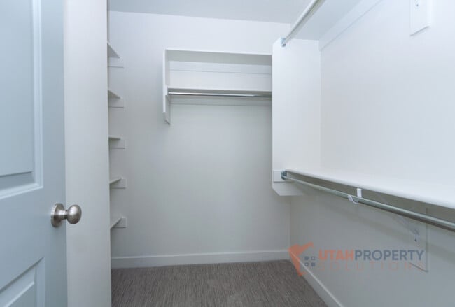 Building Photo - 1057 W 400 S