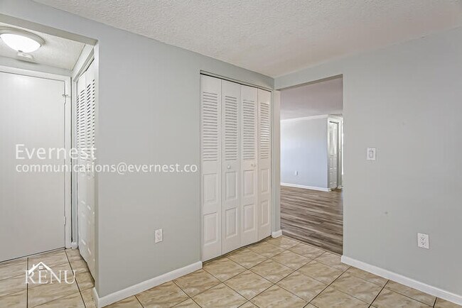 Building Photo - 3 Bed - 2 Bath Cozy Living in the Heart of...