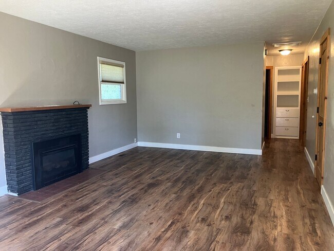 Building Photo - Cozy Three Bedroom Home in South Salem