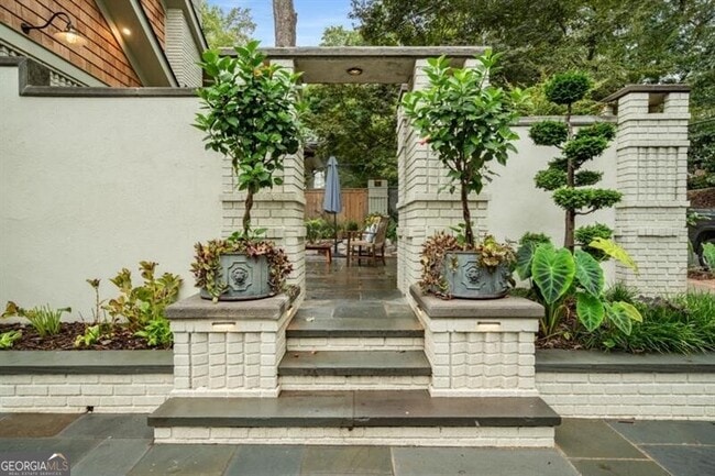 Building Photo - 407 8th St NE