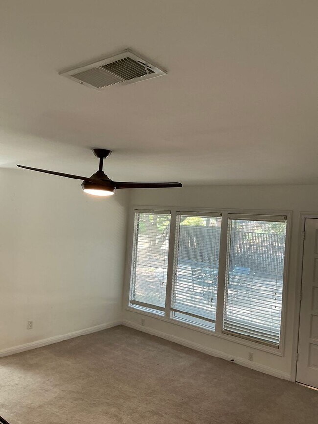 Building Photo - Spacious 3/2.5 Home with Office+Den Neighb...
