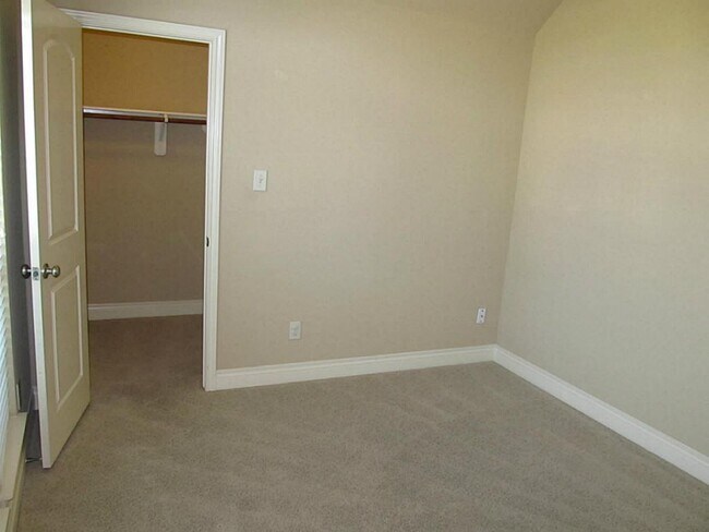 Building Photo - 14104 Green Thicket Dr