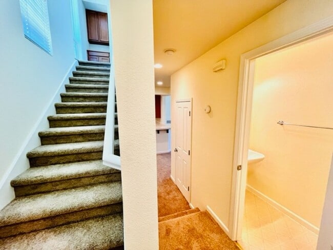 Building Photo - Gorgeous 3BD/2.5BA Tri-Level Townhouse- Ga...