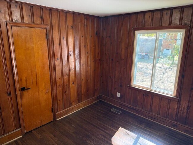 Building Photo - Gorgeous Renovated 3 Bedroom Brick Ranch