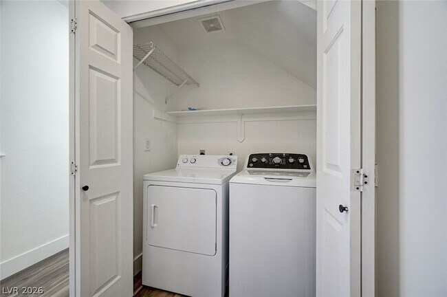 Building Photo - 242 Farlin Cir