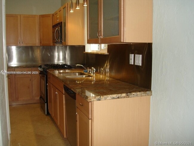 Building Photo - 329 W 28th St