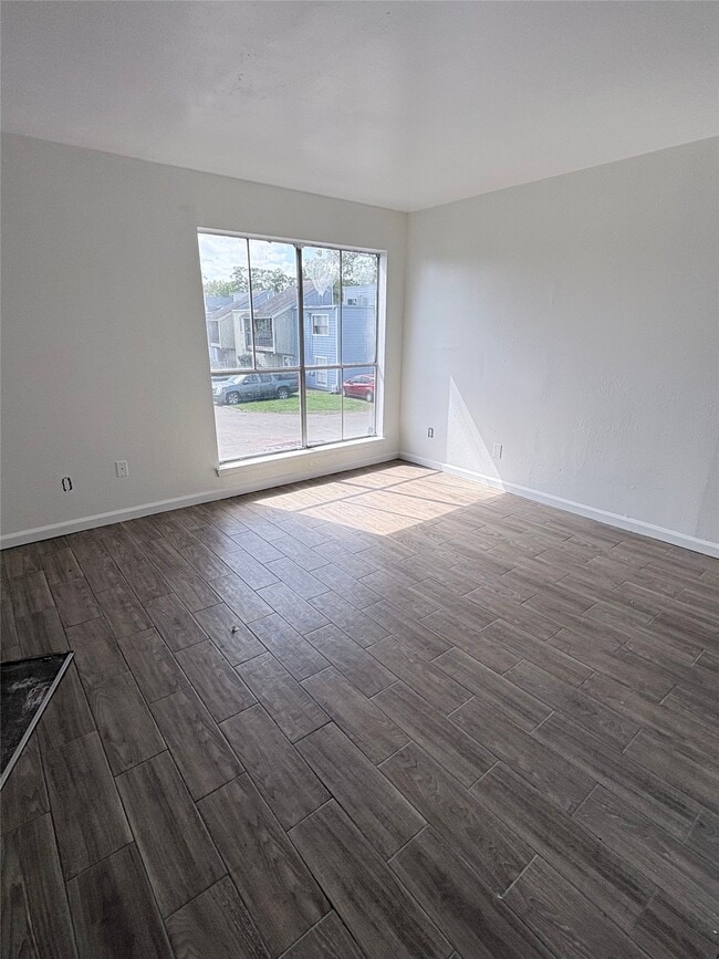 Building Photo - 5625 Antoine Dr