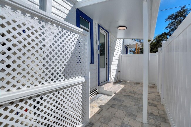 Building Photo - Modern, Stylish 1-Bed, 1-Bath Apartment - Electric, Water, Grounds Care, and Pest Control all Inc...