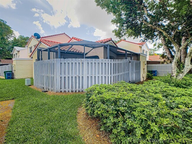 Building Photo - 1370 Cottonwood Cir