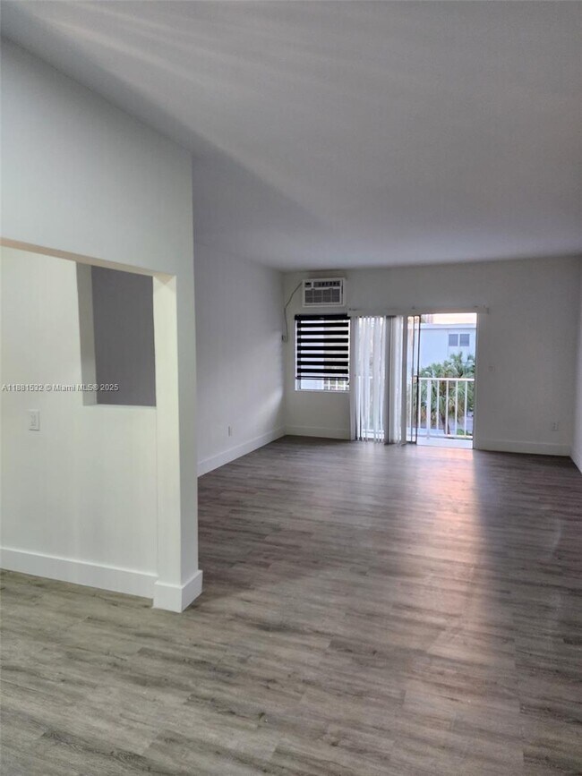Building Photo - 2101 Normandy Dr