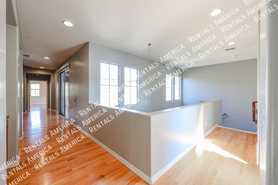 Building Photo - 3966 E Crest Ln