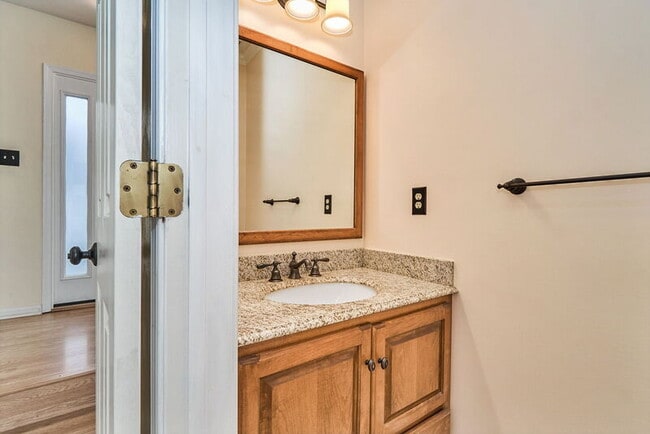 Building Photo - 625 Creekwood Dr