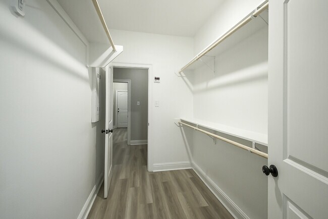 Building Photo - 7126 Kenilworth Crossing Ave