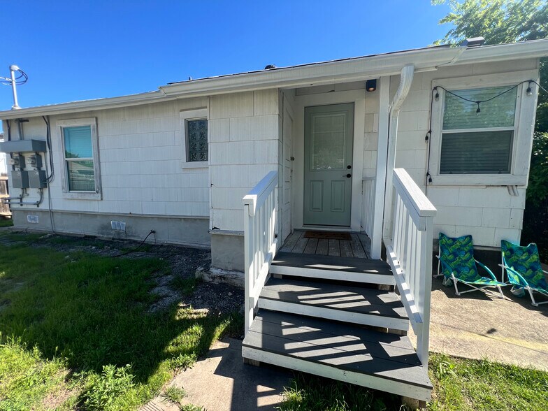 BACK DOOR - 925 Donaldson Ave