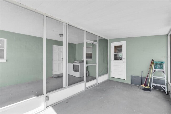 Building Photo - 618 Glenoak St N