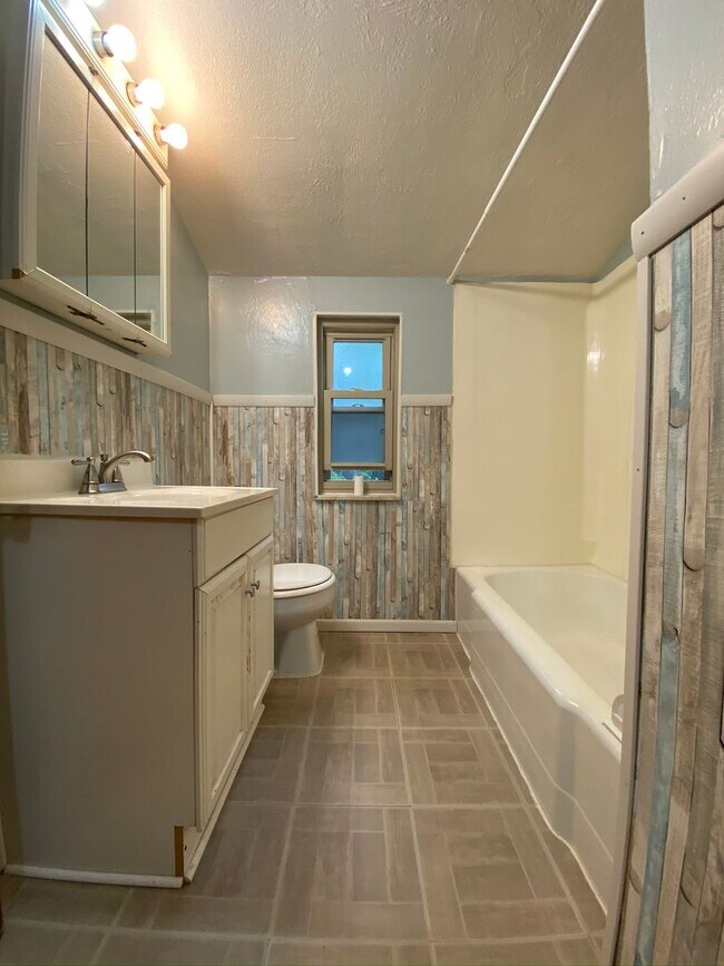 Building Photo - Gorgeous 3 Bedroom Duplex in Castle Shanno...