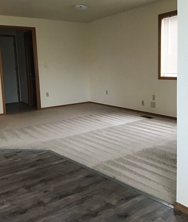 Building Photo - 3012 NE Glacier Way