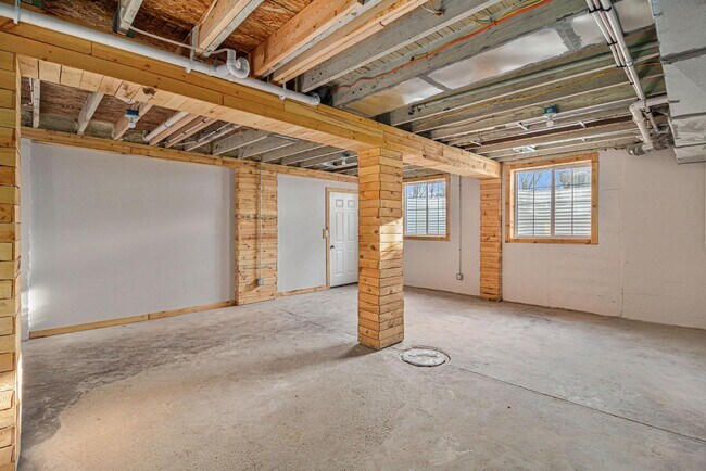 Building Photo - 4585 E Shore Dr