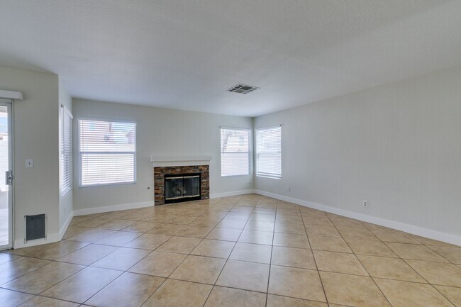 Building Photo - Charming 3 bedroom, 2.5 bathroom home near Summerlin