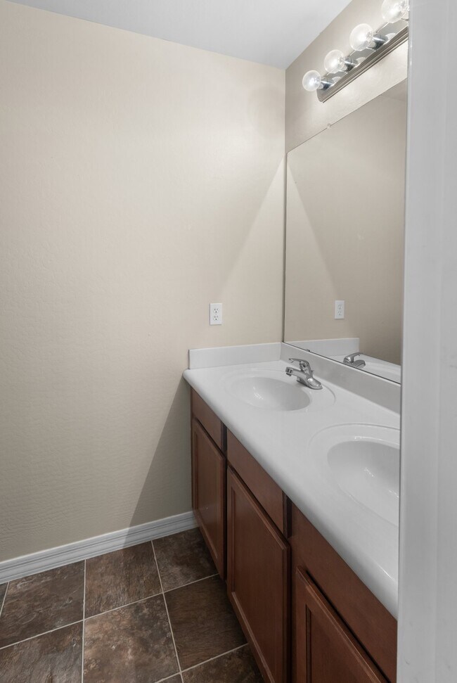Building Photo - Buckeye Home