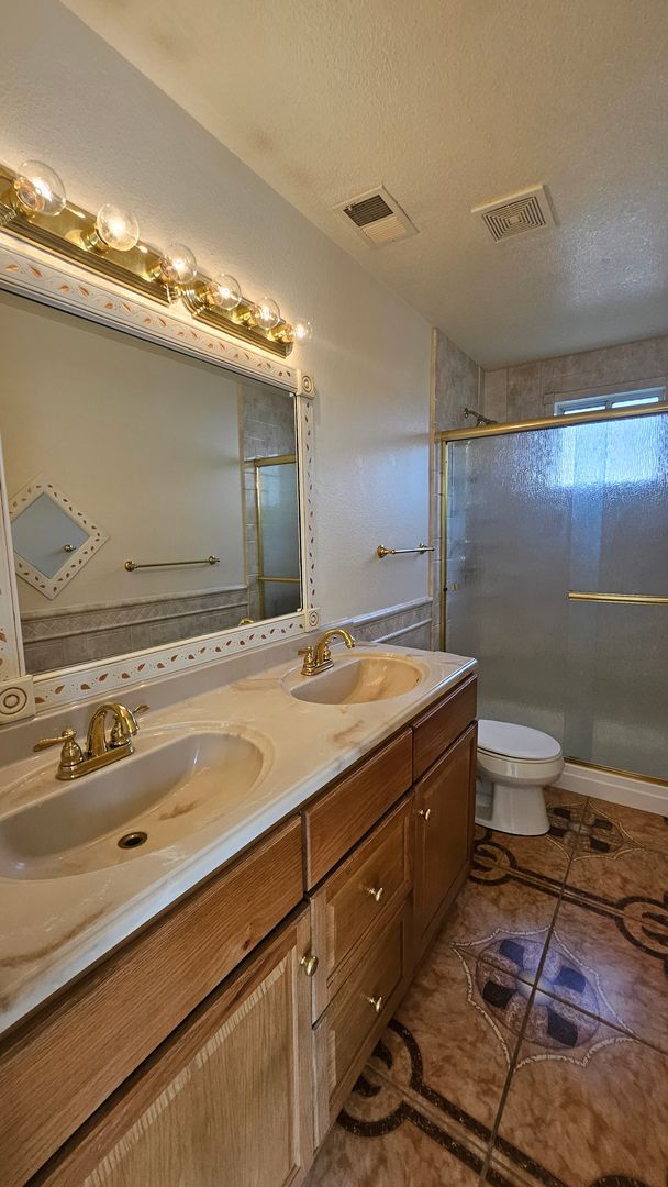 Building Photo - 3 bed 2 bath