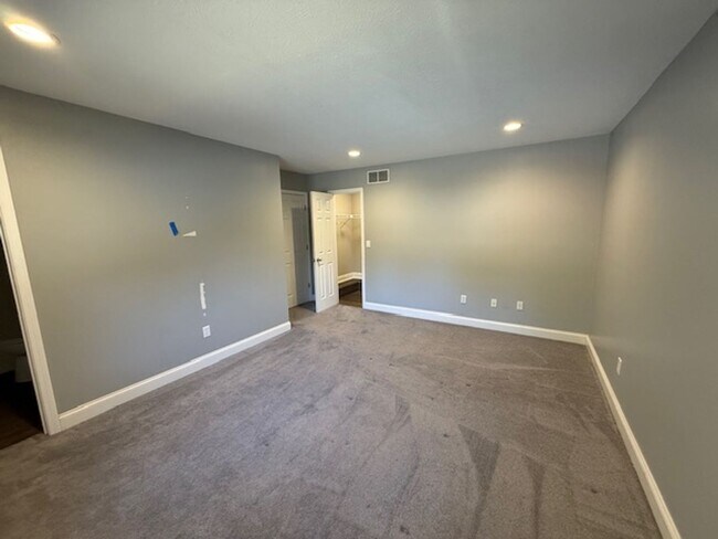 Building Photo - 102-116 Goldenrod Dr.