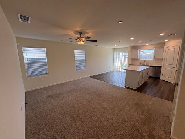 Building Photo - Tulare smart home, DR HORTON built home Available Now! Energy efficient