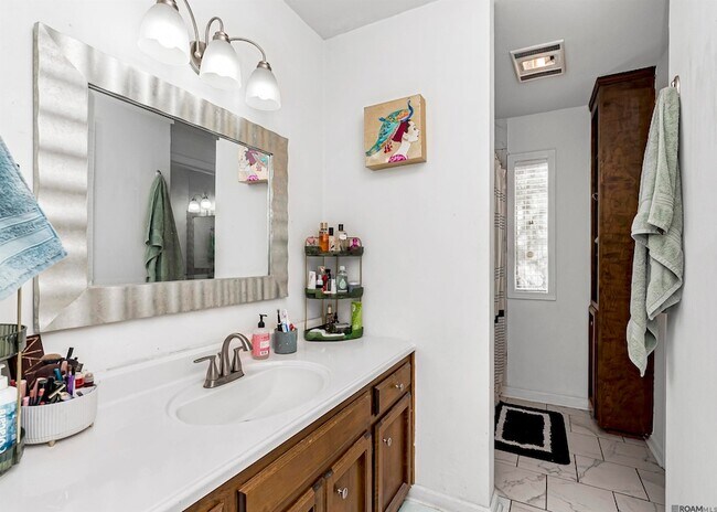 Building Photo - 9221 Fox Run Ave