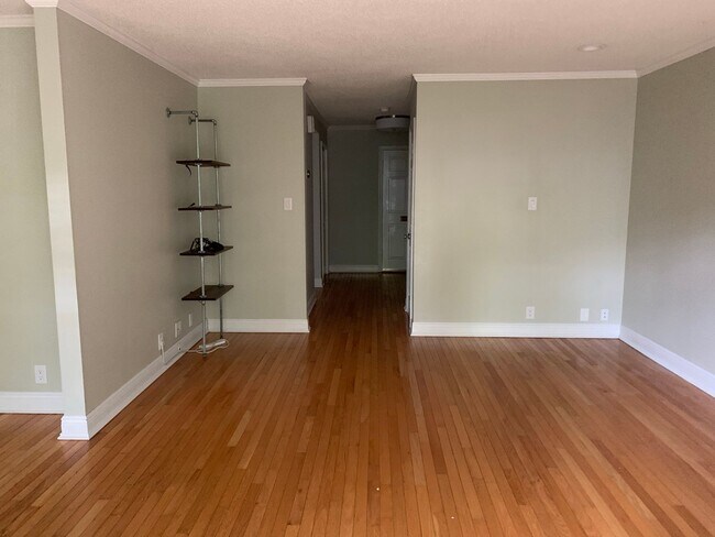 Building Photo - Rent Special! Half Month FREE!