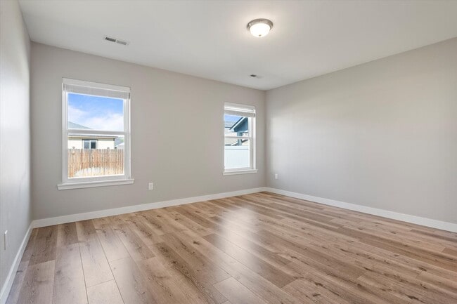Building Photo - Newer Home in Quiet Neighborhood