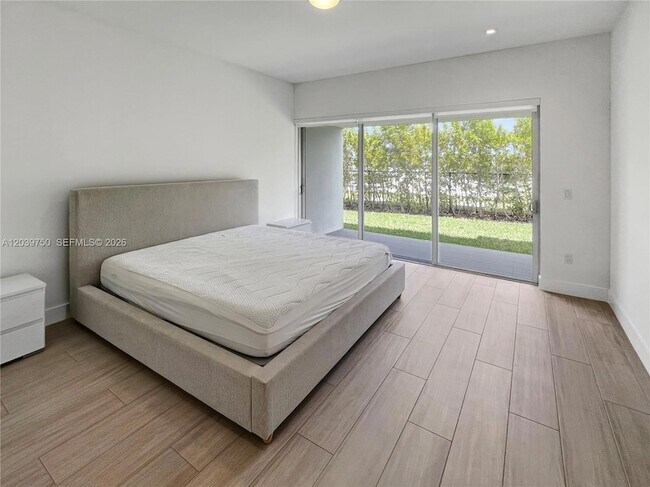 Building Photo - 16582 Botaniko Dr S