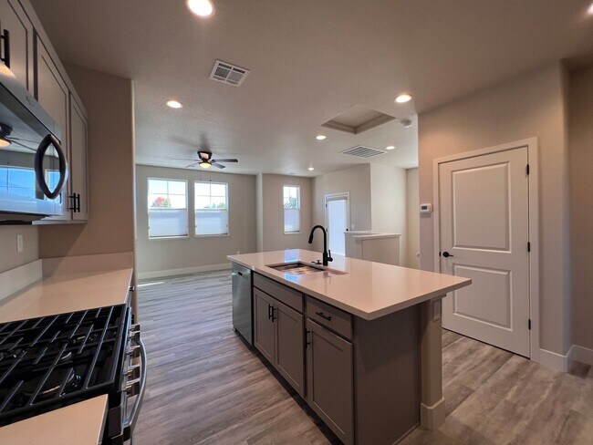 Building Photo - Charming & NEW! 2/2/2 Townhome in Gardnerv...
