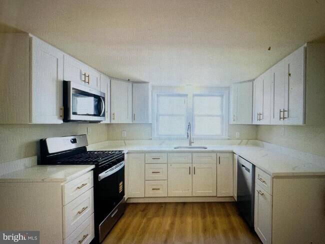 Building Photo - 617 3rd St