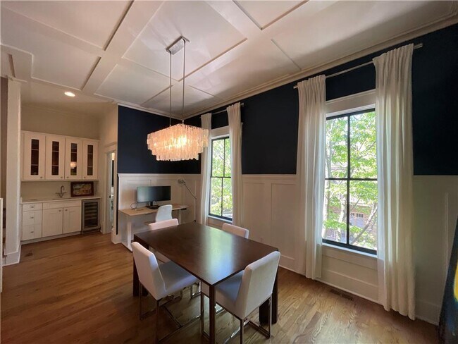 Building Photo - 1867 Gordon Manor NE