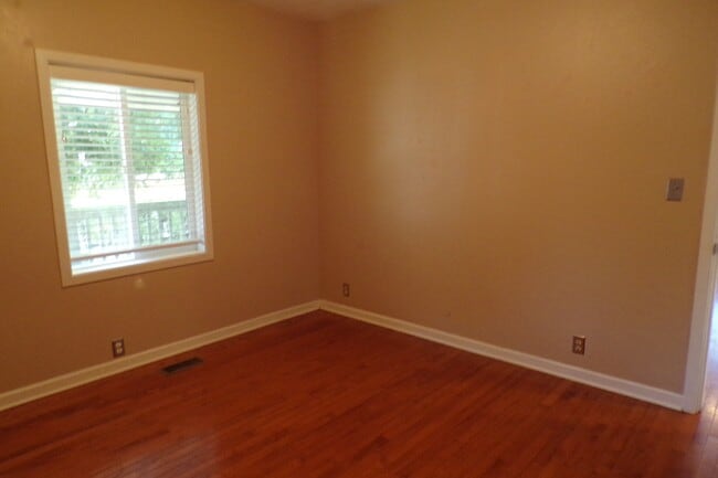Building Photo - 1420 Dollar St